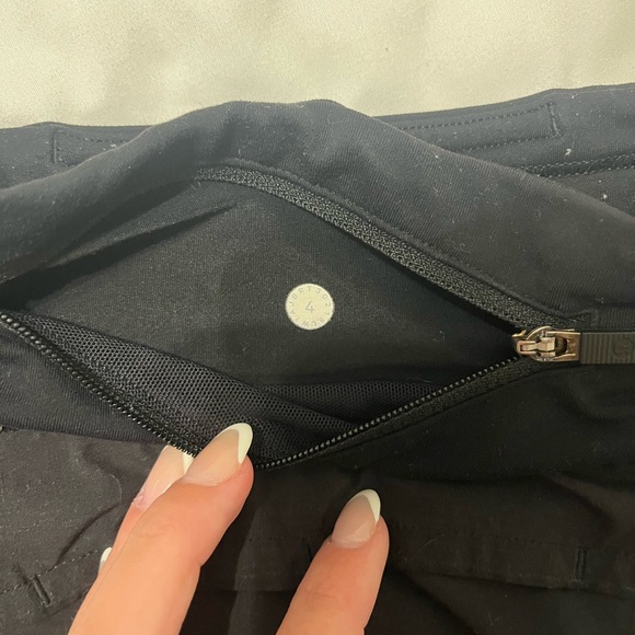Black lululemon speed up shorts sz 4 - Picture 4 of 4